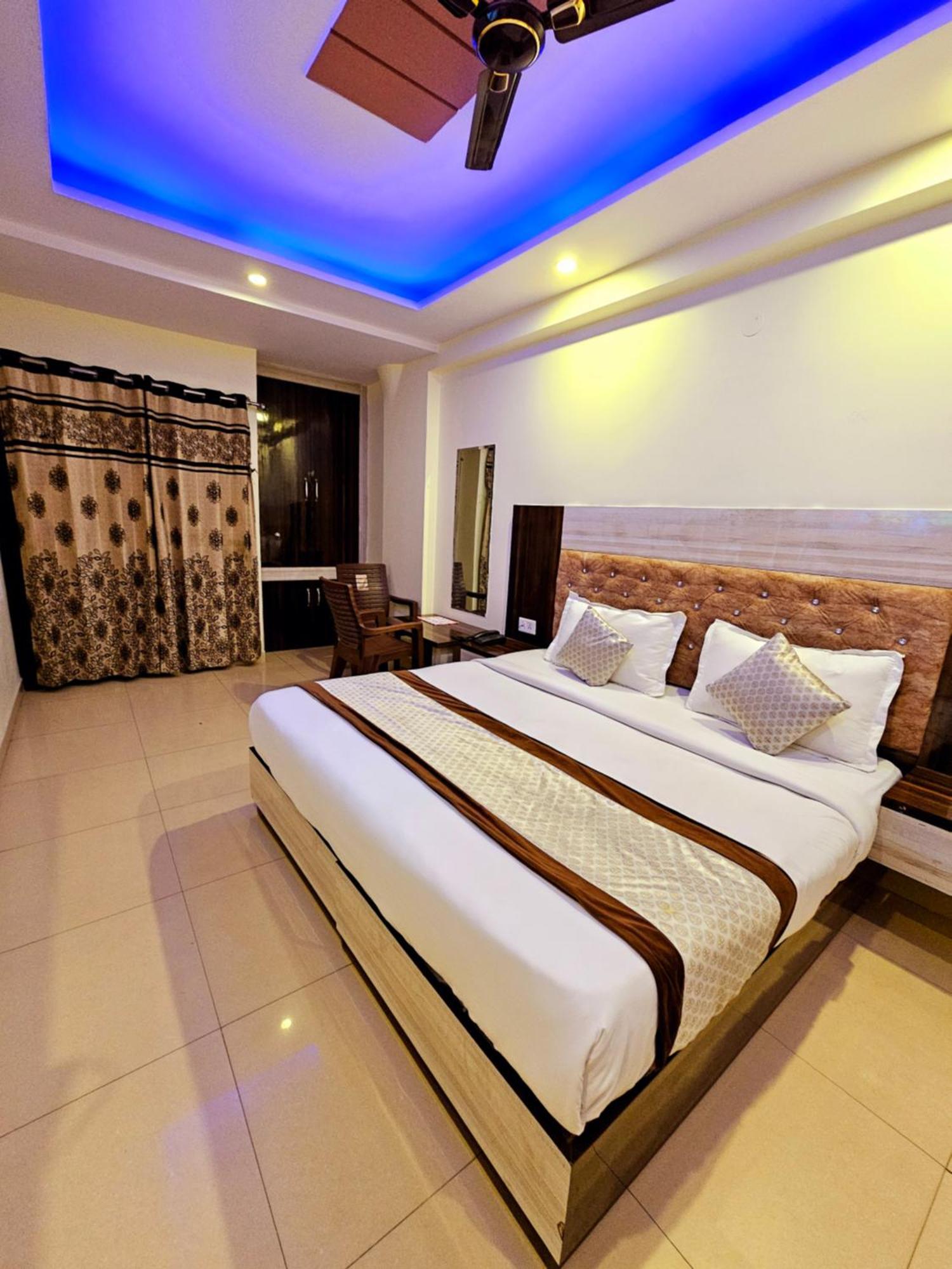 Hotel Crystal Inn Plaza Delhi Airport Új-Delhi Kültér fotó